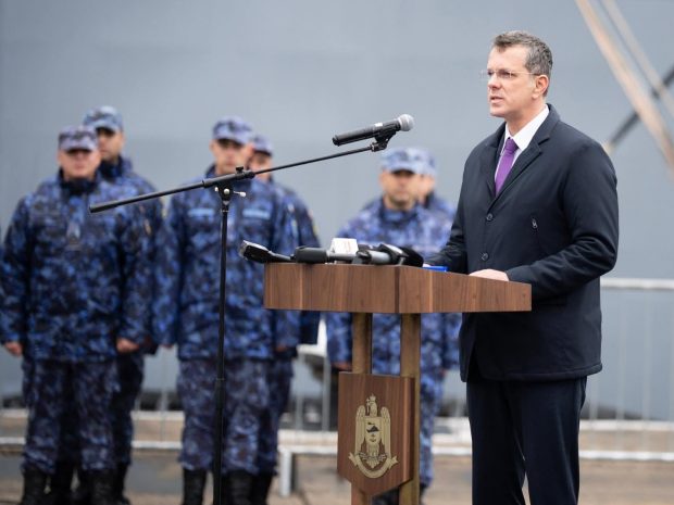 Cum a lăsat ministrul apărării „roboții industriali” pentru a conduce un club de biliard: „M-am apucat de muncă să mă întrețin”. Ionuț Moșteanu a urmat un master, dar nu l-a finalizat