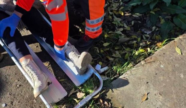 O femeie și-a rupt piciorul într-o groapă acoperită cu frunze de pe trotuar, în Constanța. A fost salvată de un polițist aflat în timpul liber