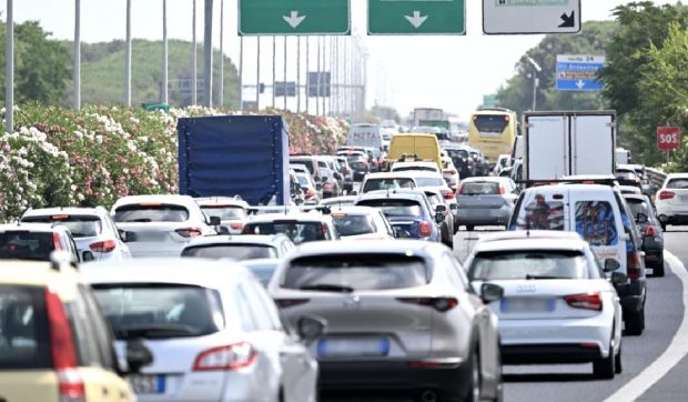 O femeie a sărit dintr-o mașină în mers ca să scape de fostul iubit care voia să o omoare, pe șoseaua de centură a Romei