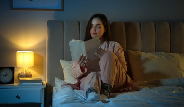 De ce ar trebui să înlocuim telefonul cu o carte, înainte de culcare