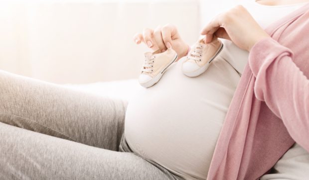 Elena din Brașov a aflat că este însărcinată, chiar după ce a adoptat un băiețel. Femeia era convinsă că nu poate fi mamă, acum are doi copii