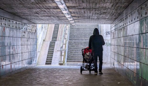 O fetiță româncă a fost furată de lângă tată în Italia. Un tunisian l-a lovit, i-a smuls căruciorul și a fugit cu micuța