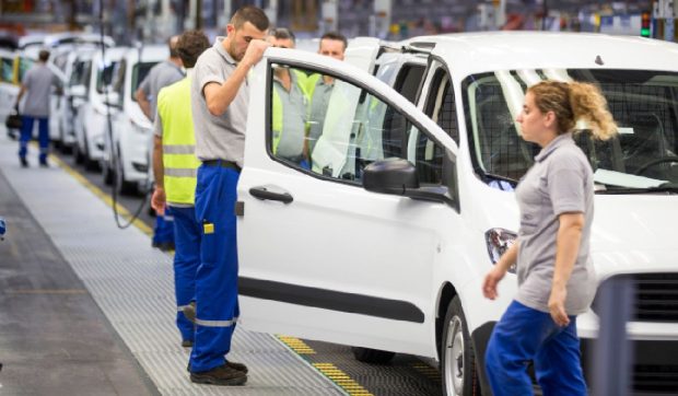 Un gigant auto oferă 5.000 de joburi și salarii de 120.000 de dolari, dar nu găsește muncitori calificați