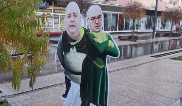 Bărbat amendat în Buzău pentru că a pus fotografiile unor politicieni pe machete din carton cu personaje din Shrek