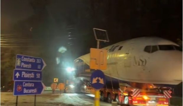 Conspirații pe TikTok cu avioane fantomă și mușamalizări, după ce epava unui Boeing 737-500 a fost filmată în traficul din București