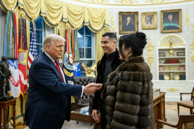 Imagine Stire Cum s-a îmbrăcat Georgina Rodriguez la întâlnirea cu Donald Trump în Biroul Oval de la Casa Albă. Inelul de 3 milioane de dolari l-a avut pe deget | 2review.ro