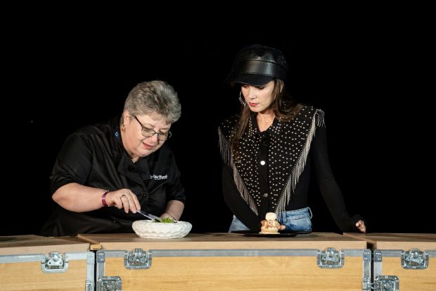 Imagine Stire Chefi la cuțite 26 noiembrie 2025. Gina Bradea vine în show-ul de la Antena 1, iar Chef Ștefan Popescu oferă cuțitul de aur | 2review.ro
