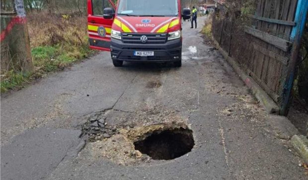 Doi oameni au căzut într-o groapă din asfalt în Petroșani, după ce strada s-a surpat. Craterul are peste 1 metru adâncime