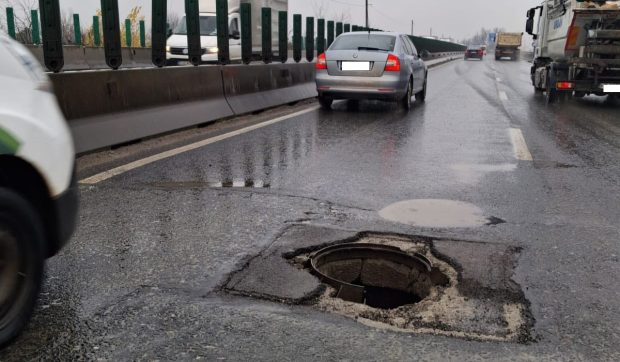 O groapă uriașă a fost lăsată nesemnalizată pe Centura București: „Plătim pentru a ne distruge jantele”