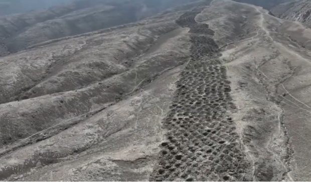 Arheologii susțin că au descifrat misterul miilor de gropi antice de pe „Muntele șarpelui” din Peru