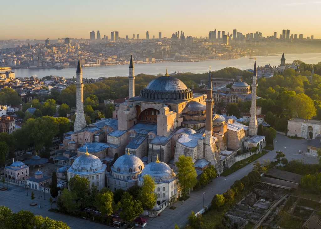 Descoperă Europa: Cum să te bucuri de frumusețea orașelor aglomerate fără stres 4 hagia sophia istanbul