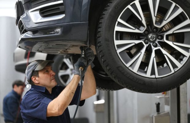 Un mecanic auto a murit strivit de mașina pe care încerca să o repare