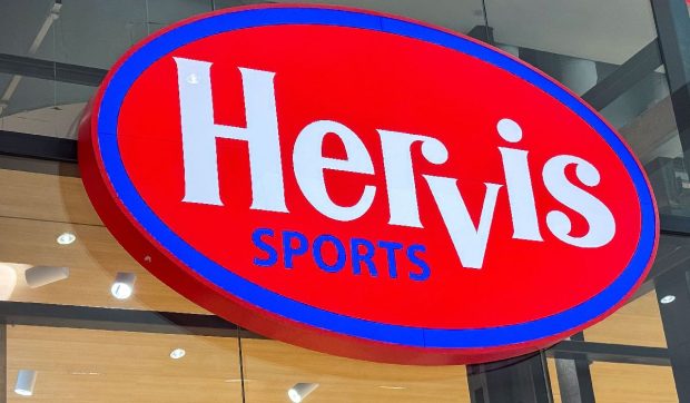 Toate magazinele Hervis Sport din România au fost vândute. Cine le-a cumpărat și care sunt motivele plecării companiei