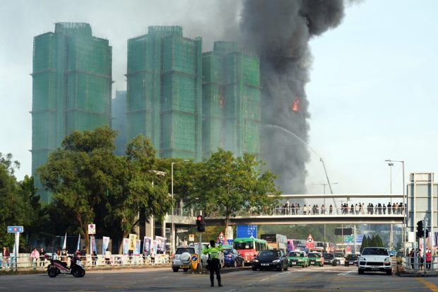 Un incendiu devastator a cuprins un complex de apartamente în Hong Kong. Zeci de oameni au murit, pompierii se luptă cu flăcările