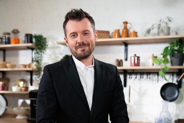 Imagine Stire „Meniu de vedetă” revine la Antena Stars cu o serie specială. Unde va găti chef Horia Manea: „Pe urmele condimentelor și mâncării bune” | 2review.ro