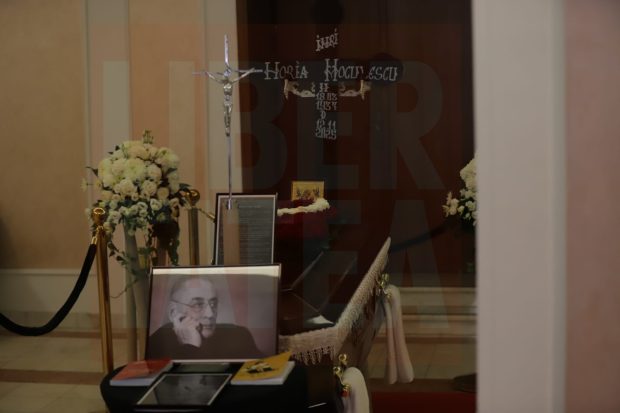 Sicriul cu trupul neînsuflețit al lui Horia Moculescu a fost depus la Teatrul de Revistă „Constantin Tănase” din București. Când va fi înmormântat