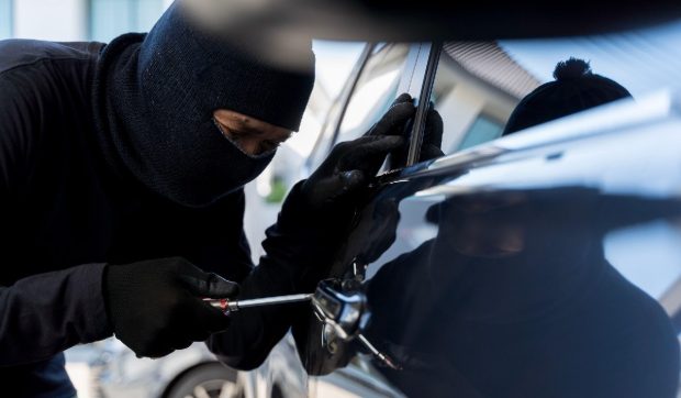 Român, profesionist în spargerea mașinilor, arestat în Roma. Avea o „trusă de scule” completă, dar a furat o mașină cu GPS