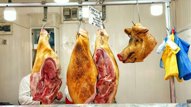 A început bătălia pentru carnea de porc. Reportaj în hala Obor: cât ne costă preparatele pentru sarmale și tobă?