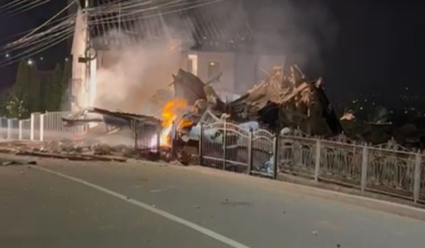 Explozie urmată de incendiu la o casă din Cluj. Un bărbat a fost găsit sub dărâmături