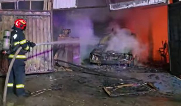 Opt garaje și două autoturisme au fost făcute scrum în Constanța. Incendiul a pornit în niște spații de depozitare | VIDEO