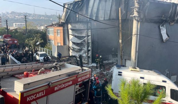 Șase oameni au murit în Turcia, după ce o fabrică de parfumuri a luat foc: „Copii și femei țipau înăuntru” | VIDEO