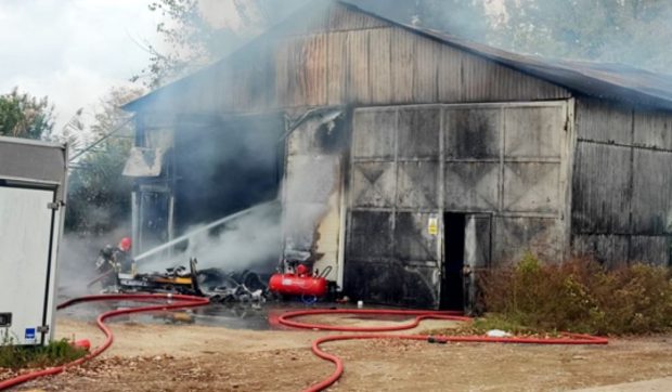 Incendiu într-o hală din Albești Paleologu în care se află 50 de tone de azotat de amoniu