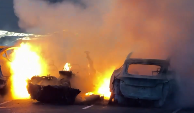 Un incendiu major la o reprezentanță Tesla distruge zeci de mașini electrice