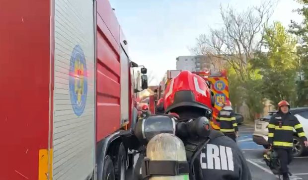 Incendiu puternic într-un bloc cu 11 etaje în sectorul 5 din București. 17 oameni, printre care și 2 copii, au ajuns la spital. Un bărbat este în stare gravă | VIDEO