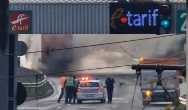 Un TIR plin cu uree a luat foc înainte de stația de taxare de la Fetești, pe A2