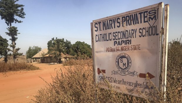 50 dintre cei 300 de elevi răpiți de la o școală catolică din Nigeria au reușit să scape