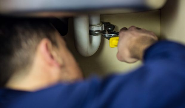 Un instalator care a folosit o clemă cu doar 3 milimetri mai largă pe o conductă de apă a distrus o casă: pagube de 150.000 de euro