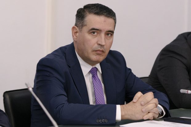 Caracatița de firme și ONG-uri care gravitează în jurul inspectorului școlar general Florian Lixandru. Contracte cu școlile din București, aflate în subordine