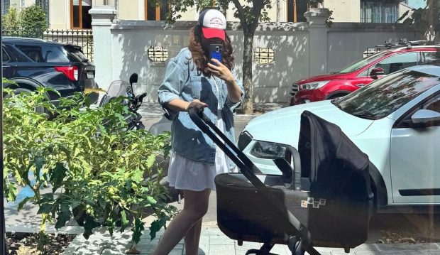 Vedeta PRO TV și-a botezat copilul în mare secret, la două luni și jumătate. Nașul micuțului a fost Cosmin Moți, fost fotbalist la Dinamo