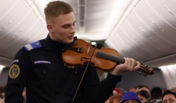 Un jandarm a interpretat la vioară imnul României, la peste 10.000 de metri altitudine, într-un avion: „Un zbor cu totul diferit”
