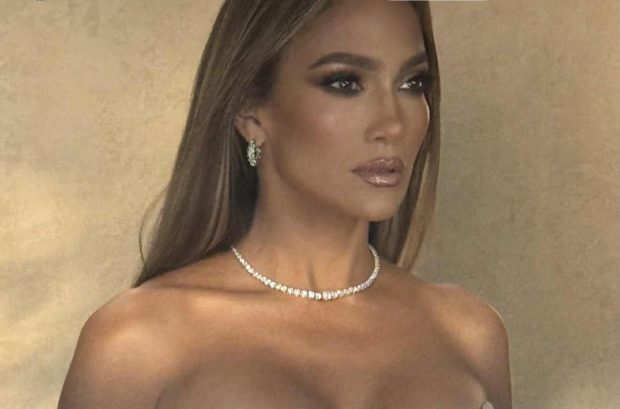 Imagine Stire Cât costă rochia purtată de Jennifer Lopez. E creată de designerul român Maria Lucia Hohan | 2review.ro