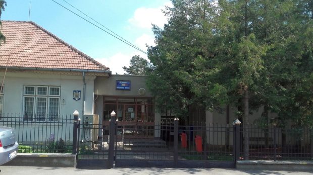 Un bărbat din Bacău care a amenințat cu cuțitul polițiștii a fost lăsat liber de magistrați: „Strada va fi ocupată de infractori”