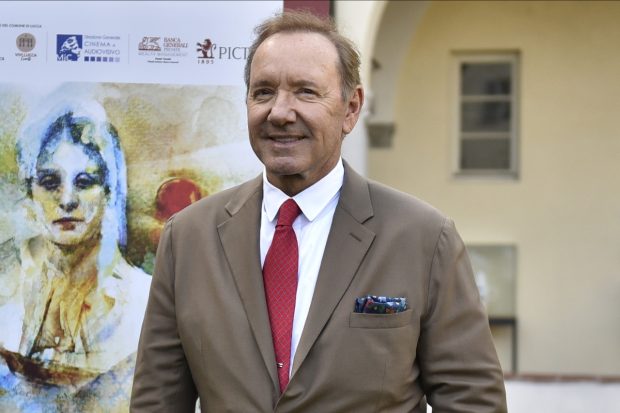 Kevin Spacey, homeless și cancelat, cântă într-un club de noapte din Cipru