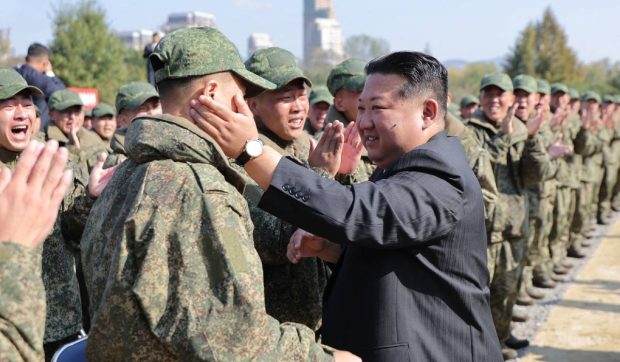 Kim Jong-un le cere soldaților nord-coreeni trimiși să lupte pentru Rusia să fie „martiri” și să se arunce în aer dacă urmează să fie prinși