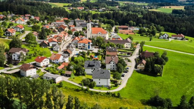 Mama și-a călcat fiica de 1 an cu mașina în fața garajului casei, în Austria