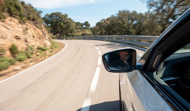 Ce e și cum funcționează lampa V-16, pe care toți șoferii vor fi obligați să o aibă în mașină, în locul triunghiului reflectorizant, în Spania
