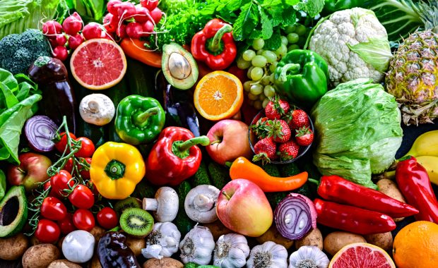 Care sunt cele 12 fructe și legume cele mai contaminate cu pesticide