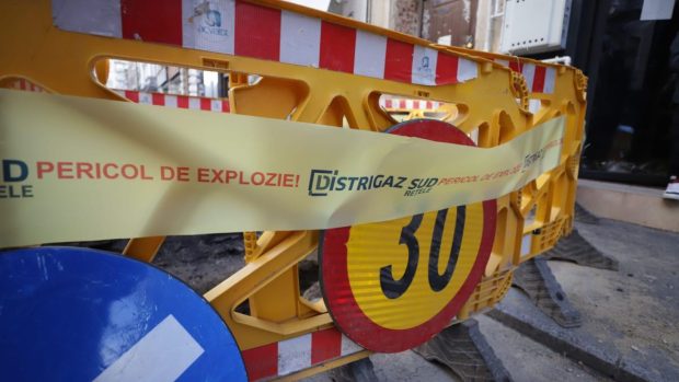 Un liceu din Constanţa a fost evacuat, după ce un tânăr de 18 ani a intrat cu maşina într-o ţeavă de gaz. Circulația în zonă, blocată