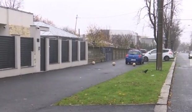 O familie din Galați a blocat trotuarul din fața casei pe motiv că „era raliu în fața porții”. Vecinii sunt nemulțumiți