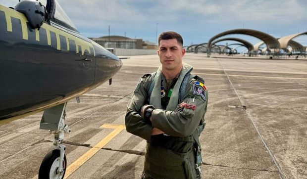 La nici 25 de ani, Claudiu Fusaru este cel mai tânăr instructor pentru piloții NATO, detașat în SUA: „O provocare de a-mi depăși limitele”