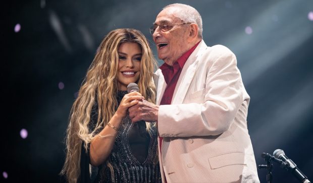 Imagine Stire Cum a apărut Loredana Groza la înmormântarea lui Horia Moculescu. Artista a fost însoțită de fiica ei, Elena | 2review.ro