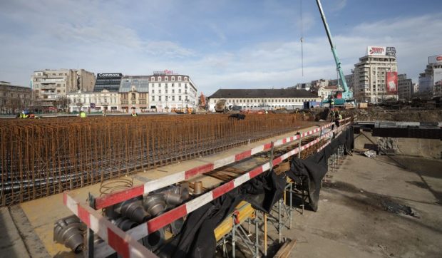 Lucrările la Planșeul Unirii se desfășoară mai rapid decât era prevăzut inițial: prima bucată a noului planșeu e deja turnată, susține Daniel Băluță