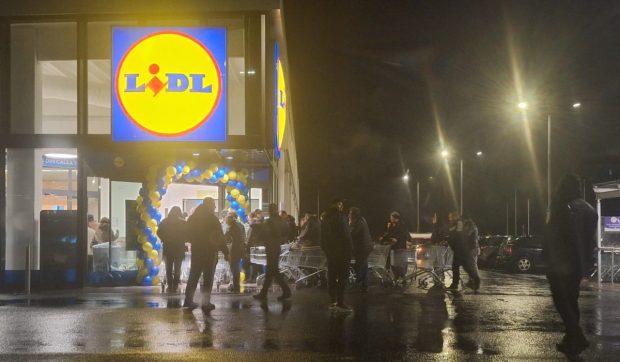 Zeci de persoane au așteptat în ploaie deschiderea unui nou magazin Lidl din Drobeta-Turnu Severin