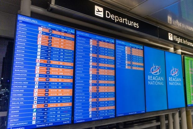 Donald Trump îi somează pe controlorii de trafic aerian să se întoarcă la serviciu, în pofida shutdown-ului: „Prezentați-vă imediat”