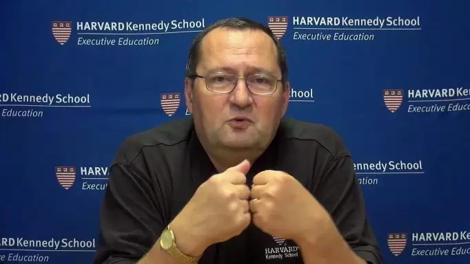 Au început înscrierile în Programul de pilotare a planurilor-cadru pentru liceu. Specialist: „Trecem de la o educație de tip comunist la una de elită, ca-n afară”