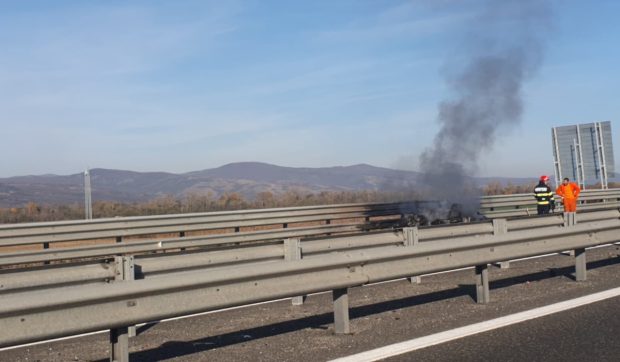 O mașină a ars complet pe A1, în dreptul localității Orăștie, iar două mașini s-au ciocnit pe sensul opus